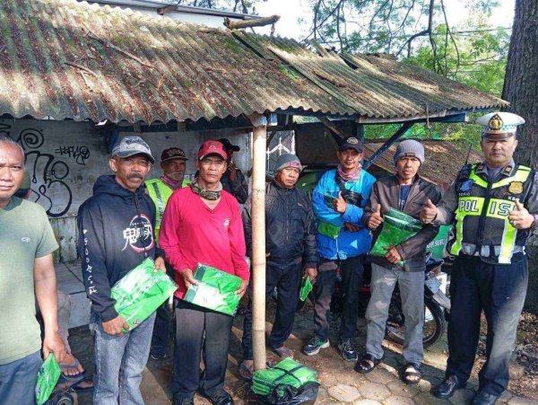 Satlantas Polres Batu Bagikan Rompi Supeltas Jelang Nataru 2026, Perkuat Sinergi Pengaturan Lalu Lintas