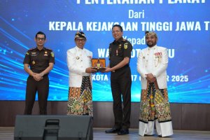 Pemerintah Kota Batu Anugerahkan Lencana Hakaryo Guno Mamayu Bawono Kepada Kajati Jatim, Dr. Kuntadi