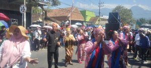 Kades Pendem Ikut Berjoget Bersama Peserta Karnaval Desa Pendem<br>