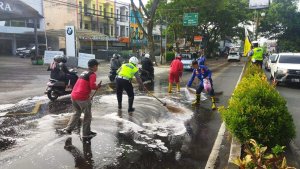 Anggota Sat Lantas Polresta Malang Kota Bantu Petugas PMK Bersihkan Tumpahan Solar