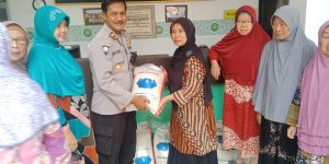 Bentuk Wujud Kepedulian Polri, Kasat Binmas Polres Batu Iptu Dwi Jatmiko Bagikan Bansos