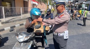 Giat Jumat Berkah dan Sosialisasi Kamseltibcarlancar Berjalan Aman Tertib dan Lancar