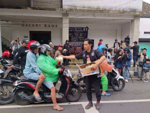 Tuai Dukungan dan Apresiasi, Band Punk Rock Brain Wash Bersama Komunitas Punk Kota Batu Bagikan Takjil Gratis di Perempatan BCA