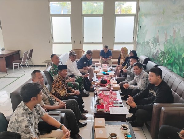 Polemik Akses Jalan Petani Ditembok, Lurah Songgokerto, Arsyam Dian Ramadhan Bantu Mediasi Warga dengan Al-Izzah