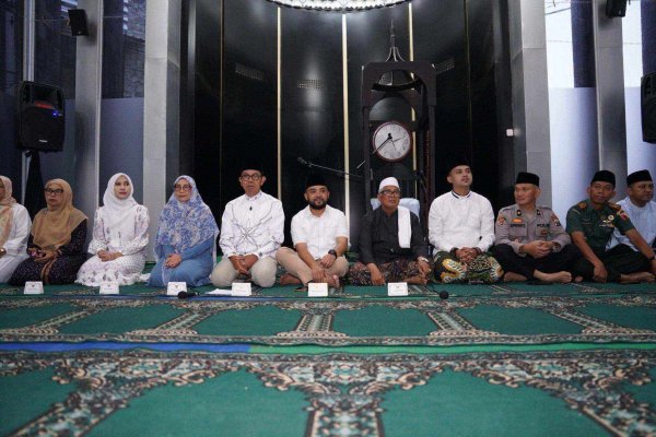Hadiri Safari Ramadan 2026 di Masjid Nurul Hidayah Desa Pesanggrahan, Wali Kota Batu, Nurochman Sampaikan Program Seribu Sarjana
