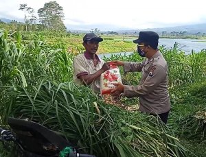 Wujud Kepedulian Polri Kepada Masyarakat, Kapolsek Ngantang AKP Hanis Bagikan Sembako