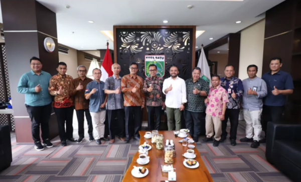 Badan Pertanahan Kota Batu Serahkan 6 Sertifikat Aset Redistribusi Tanah Kepada Pemerintah Kota Batu
