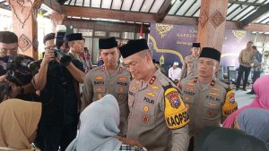 Keluarga Insiden Kanjuruhan Terima Santunan Dari Kapolda Jatim<br>