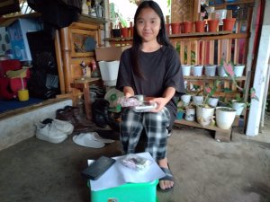 Bantu Perekonomian Keluarga, Inara Kurnia Siswi Kelas 7 SMP PGRI 1 Batu Rela Berjualan Cenil