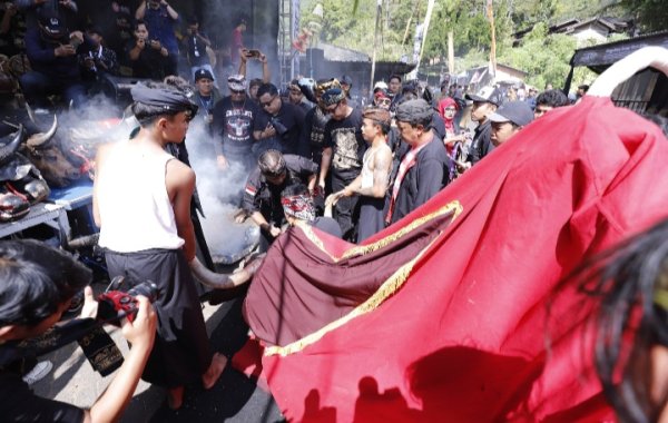 Kirab Banteng 1 Suro Empu Supo Jadi Ruang Pelestarian Budaya dan Penguat Identitas Kota Batu