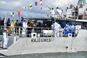 Peringati Hari Pahlawan ,Danlanal Banyuwangi bersama Forkopimda laksanakan tabir bunga dilaut