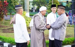 Dengan Kebersamaan Mayjen TNI Susilo Rayakan Idul Adha 1446 Hijriah Bersama Prajurit dan Masyarakat Setempat