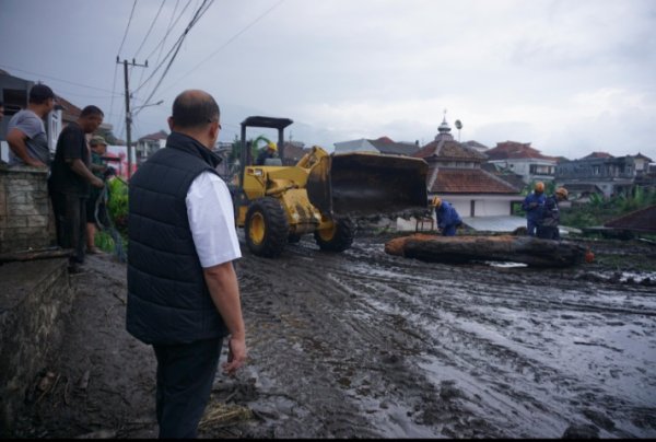 Kali Paron Meluap Pj Wali Kota Batu Pimpin Pembersihan Lumpur Dusun Mberu<br>