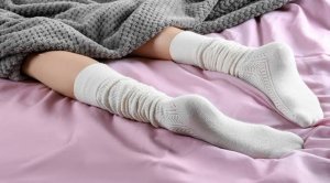 Kenakan Kaus Kaki Saat Tidur, Adakah Manfaatnya bagi Kesehatan?