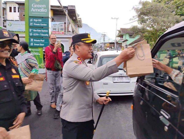 Sambut Ramadan 1447 H, Kapolres Batu, Dr. AKBP Aris Purwanto Bagikan 200 Takjil Gratis Kepada Masyarakat