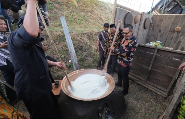 Menyatu Bersama Warga Bumiaji, Wali Kota Nurochman Apresiasi Pelestarian Tradisi Njenang Suro