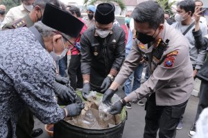 Kapolresta Malang Kota Kombes Pol. Buher Bersama Forkopimda Musnahkan Barang Bukti Narkoba