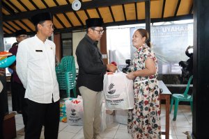 Wali Kota Batu, Nurochman Tinjau dan Serahkan Simbolis Bantuan ATENSI 10 Penerima Manfaat dari Kemensos RI di Kelurahan Ngaglik