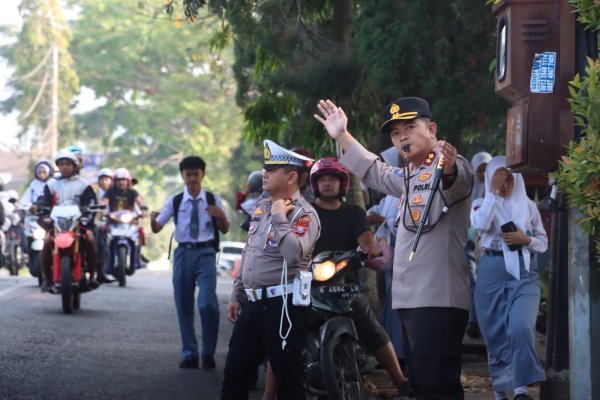 Wujud Kehadiran Polisi untuk Masyarakat, Kapolres Batu, AKBP Panji bersama Kasatlantas, AKP Matheus Atur Lalu Lintas