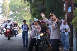 Wujud Kehadiran Polisi untuk Masyarakat, Kapolres Batu, AKBP Panji bersama Kasatlantas, AKP Matheus Atur Lalu Lintas