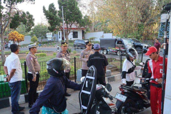 Antisipasi Panic Buying dan Monitoring Kelancaran Distribusi, Kapolres Batu, AKBP Panji dan Kasatlantas, AKP Matheus Pantau Stok BBM di 10 SPBU