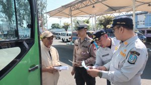 0ps Patuh Semeru 2025, Satlantas Polres Batu Bersama Dishub Kota Batu Gelar Pemeriksaan Kelaikan Angkutan Umum di Terminal