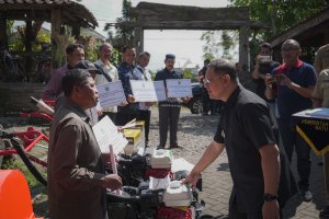 Dongkrak Hasil Pertanian Pemkot Batu Salurkan Bantuan Mesin Pertanian