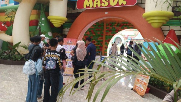 Wisatawan Domestik dan Mancanegara Berjubel Padati Mikutopia