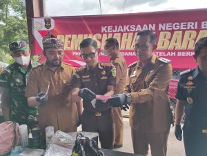 Kejari Batu Musnahkan Barang Bukti Perkara Tindak Pidana Umum, dari Ganja Hingga Rokok Ilegal