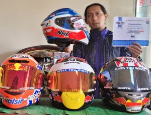 Bisnis Helm “Repaint” Ala motoGP, Jurnalis Ini Kebanjiran Order