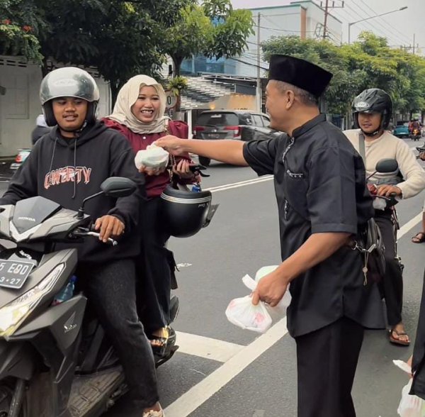 SEKBER LIPAN-RI Bagikan Ratusan Takjil Gratis di Perempatan BCA Kota Batu