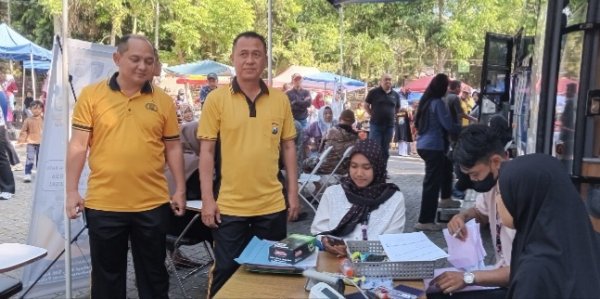 Satlantas Polres Batu Gelar Layanan SIMLING dan SAMLING Spesial HUT Bhayangkara ke-80 di CFD Kota Batu, Masyarakat Sambut Antusias