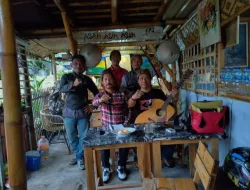 KPJ Bersama Wartawan Ciptakan Lagu Di Angkringan Merah Putih