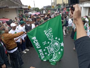 Peringatan Satu Abad, PCNU Kota Batu Bentangkan Bendera Raksasa Berukuran 1000 Meter di Gunung Panderman