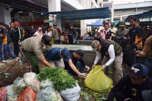 Peringati HPSN 2026, DLH Kota Batu Ajak Ribuan Warga Bersihkan Sampah di Pasar Induk Among Tani