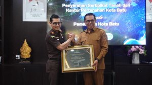 Kejari Batu Kembali Pulihkan Aset Pemkot Batu Berupa PSU, Ruas Jalan, Bidang Tanah dan Menerima Penghargaan