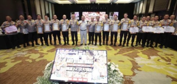 Kombes Buher Kembali Terima Penghargaan Dari Kapolda Jatim