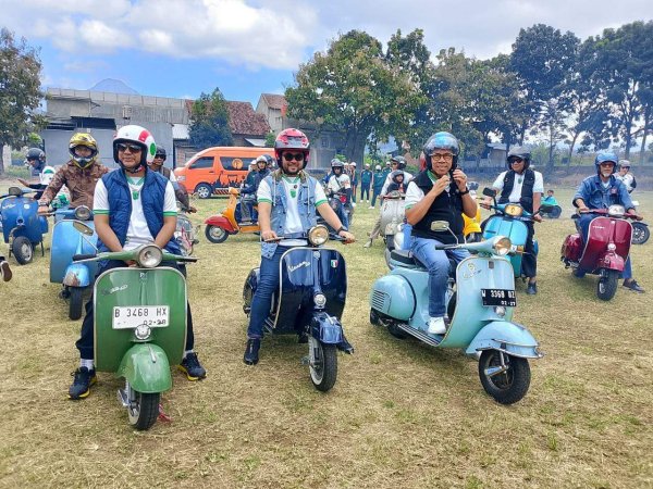 Forkopimda Kota Batu Jemput dan Antarkan Kirab Obor Porprov IX Jatim 2025, dengan Menaiki Vespa Klasik