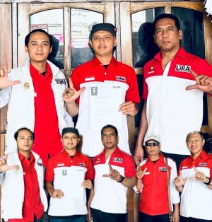Walikota LSM LIRA Kota Batu, Didampingi Sekda,  Serahkan Surat Mandat Plt. Camat LSM LIRA Kecamatan Batu