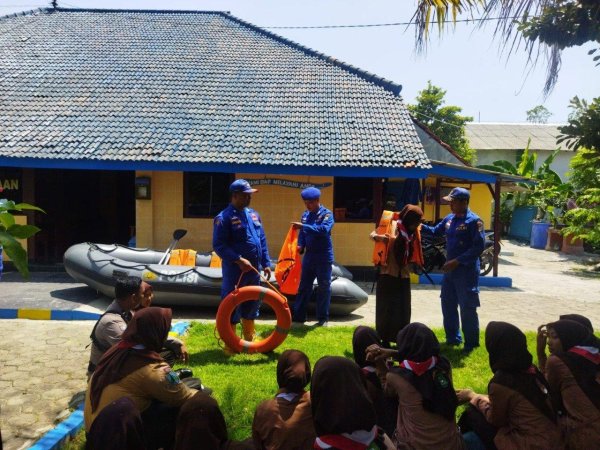 Pelatihan Antisipasi Bencana Banjir dan Laka Laut, Polres Sampang Latih Dasar Water Rescue pada Anggota Pramuka
