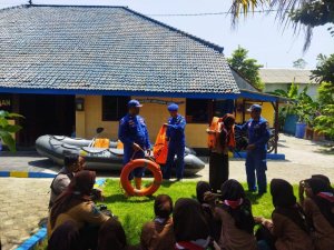 Pelatihan Antisipasi Bencana Banjir dan Laka Laut, Polres Sampang Latih Dasar Water Rescue pada Anggota Pramuka