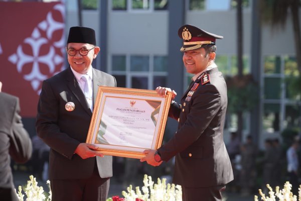 Momen Peringatan Hari Lahir Pancasila, Kapolres Batu, AKBP Andi Dapat Penghargaan Ungkap Kasus Pencurian Komponen PJU
