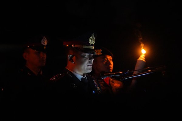 Kapolres Batu, AKBP Andi Pimpin Apel Kehormatan dan Renungan Suci di TMP Suropati