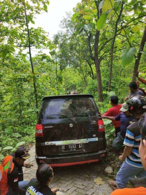 Mobil tersesat di area menuju makam Tumenggung Brotonegoro Gunung Gombak Desa Nglarangan Kecamatan Kaumman Kabupeten Ponorogo