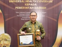 Pj Aries Terima Penghargaan Universal Health Coverage Tahun 2024 Kategori Utama
