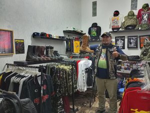 Wadahi Komunitas Punk di Kota Batu, Oki Honestiyan Adi Buka Usaha Distro Kios Chaos