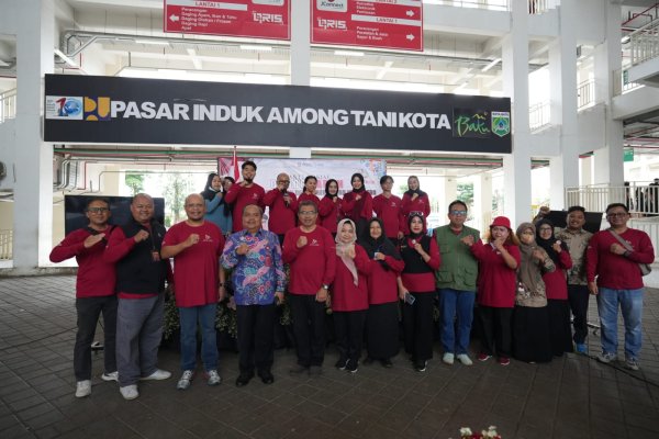 Peringati Hari Jadi Provinsi Jatim ke-80, dan HKN ke-61, RSUD Karsa Husada Batu Gelar Bakti Sosial di Pasar Induk Among Tani