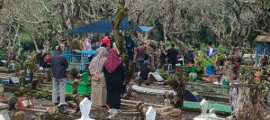 Ratusan Warga Kaliputih Antar Jenazah Korban Terpeleset di Sungai ke TPU
