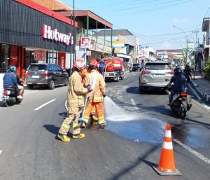 Gercep, Damkar Kota Batu Lakukan Penyemprotan Solar Tumpah di Jalan Semeru