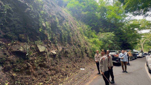 Pastikan Keselamatan Warga, Kapolres Batu AKBP Aris Tinjau Lokasi Bencana Longsor di Payung 2